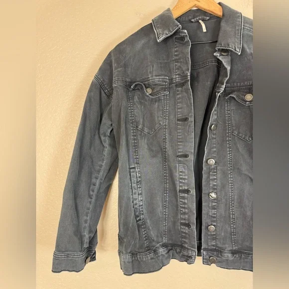 Free People Oversized Distressed Black Denim Jacket size XS $150 - Picture 6 of 10